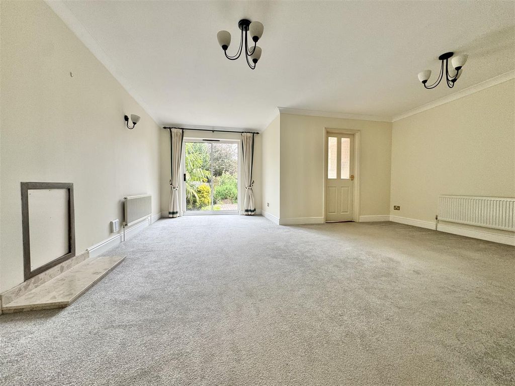 Property photo 2 of 15 Sitting Room
