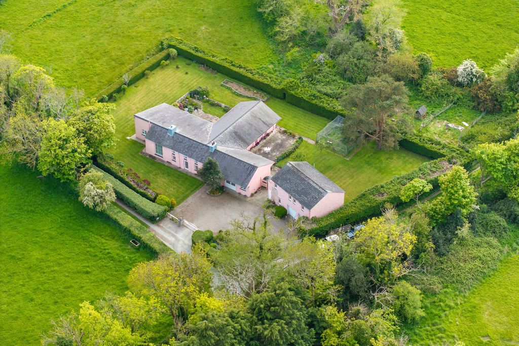 Property photo 3 of 52 Close William