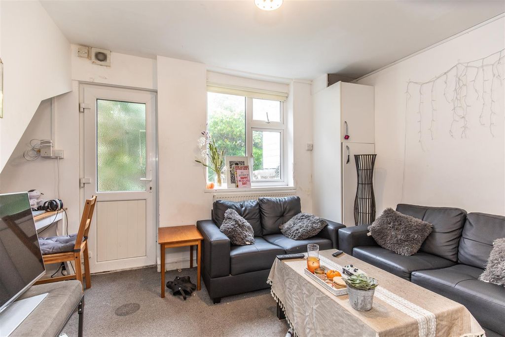 Property photo 3 of 10 Living Room