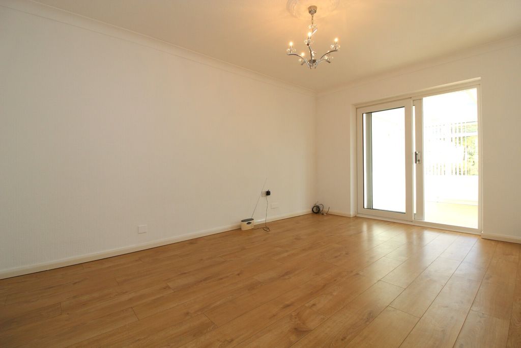 Property photo 3 of 13 Lounge