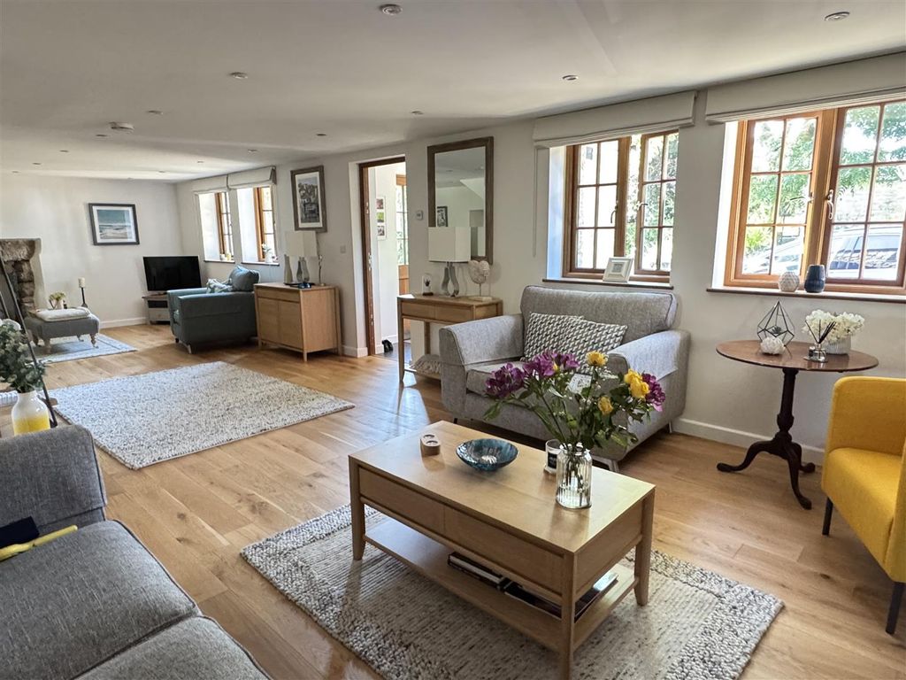 Property photo 2 of 31 Lounge