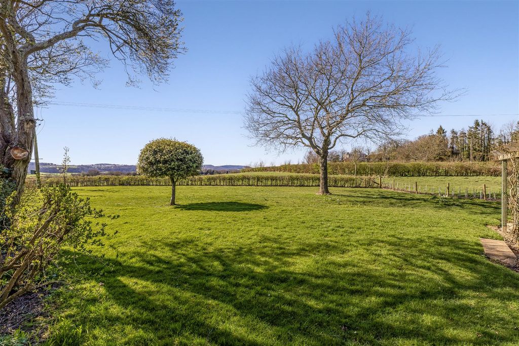 Property photo 2 of 13 Gardens