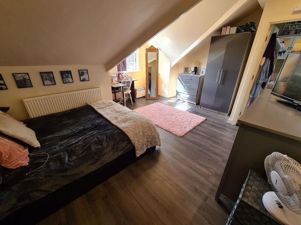 Property photo 3 of 9 A Cozy And Well-Lit Master Bedroom Featuring A Dou...