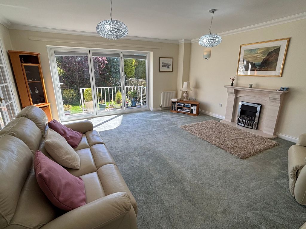 Property photo 3 of 13 Lounge