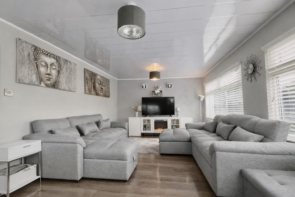 Property photo 3 of 12 87c89795-B1Be-438F-858E-F10F1A7A8Cbc.Png