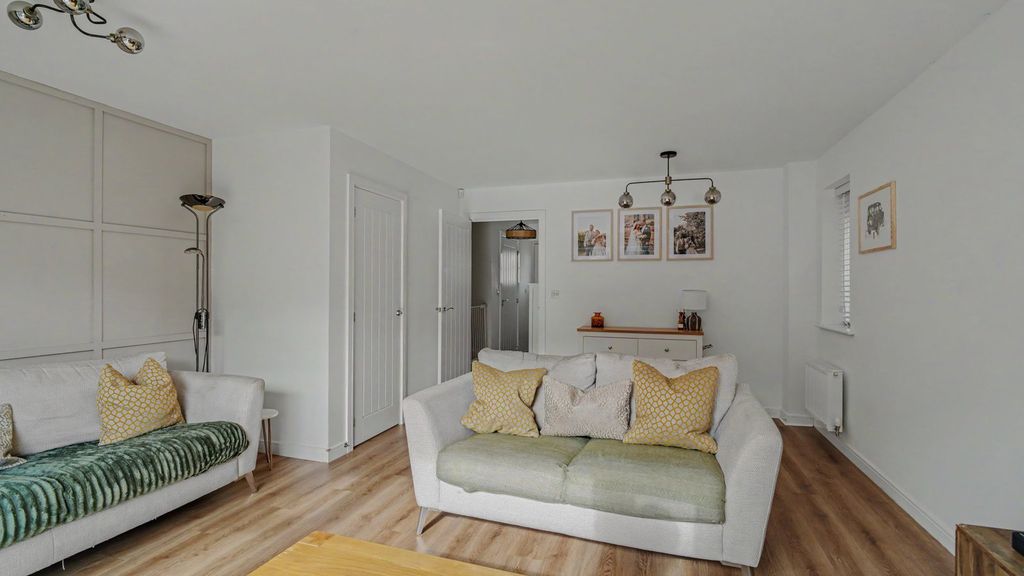 Property photo 2 of 25