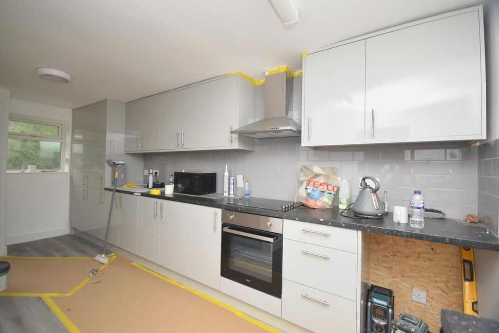 Property photo 3 of 10 Kitchen