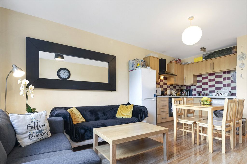 Property photo 1 of 6 Living Room/Kitchen