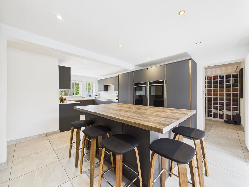 Property photo 3 of 18 Kitchen
