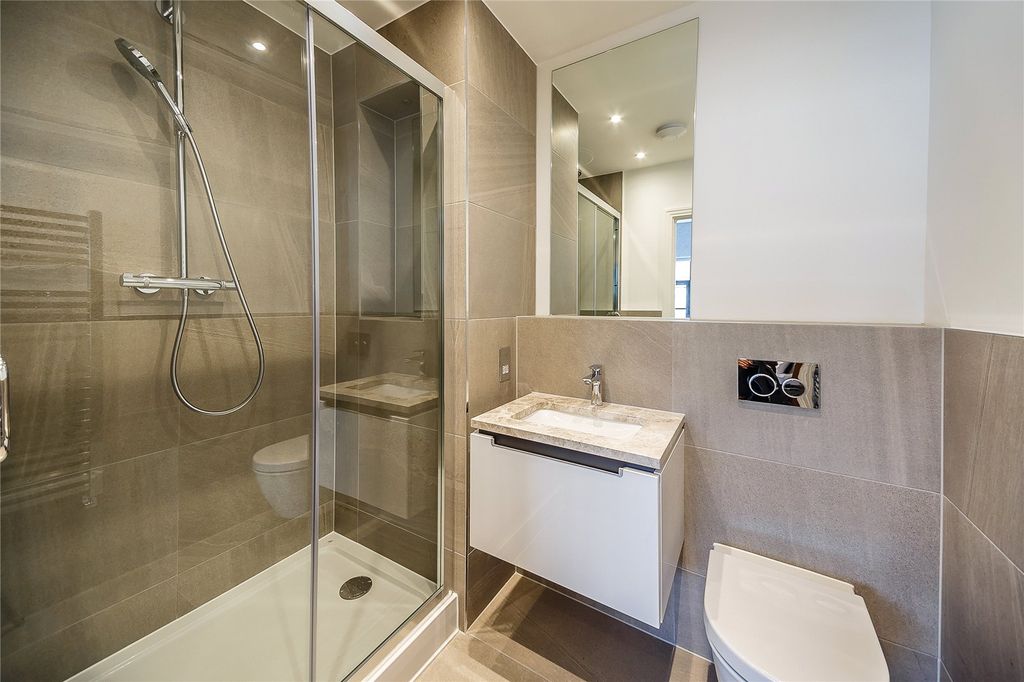 Property photo 3 of 11 Bathroom