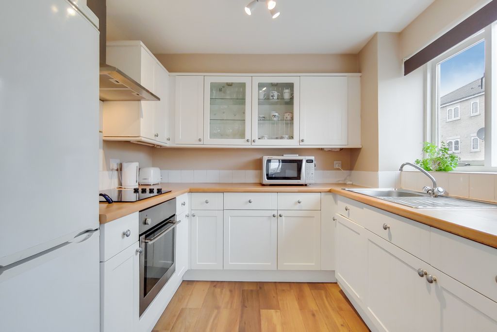 Property photo 3 of 10 Kitchen