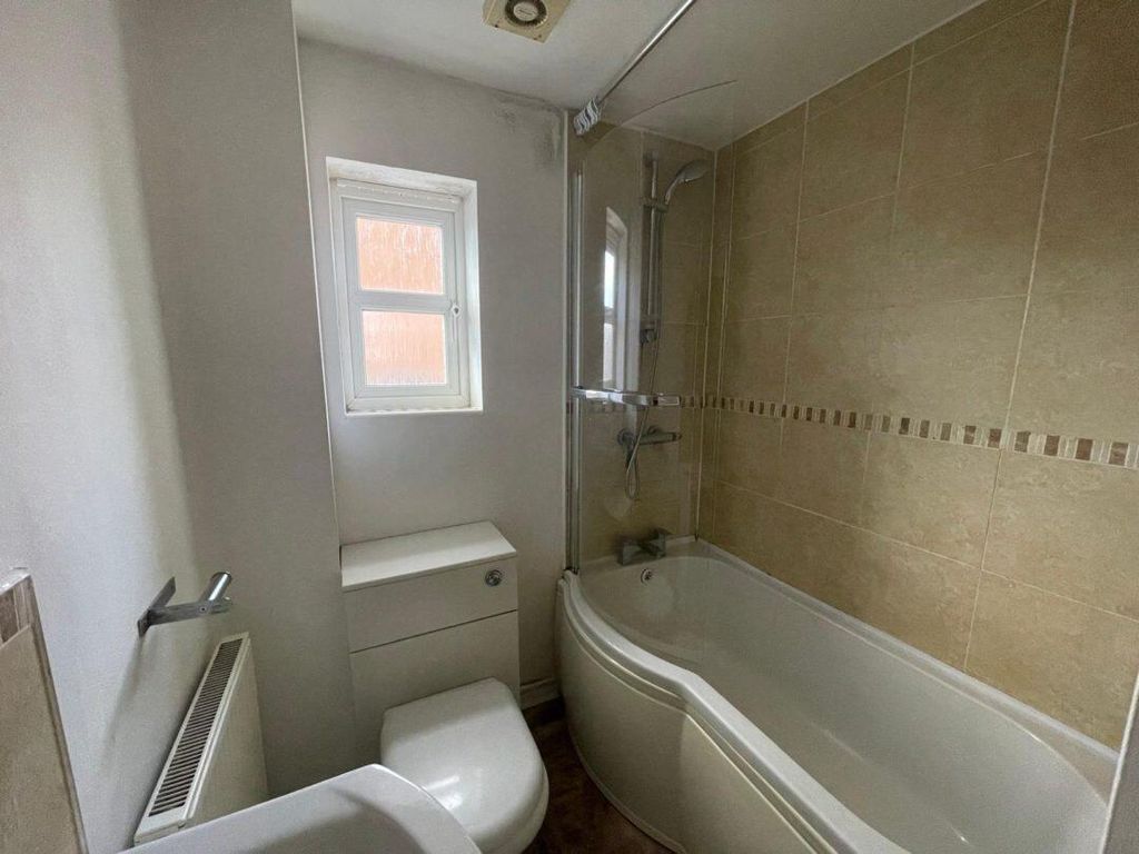 Property photo 3 of 10 Bathroom