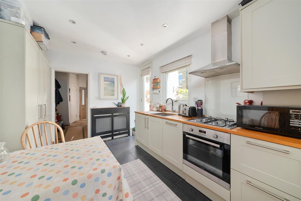 Property photo 2 of 10 Kitchen