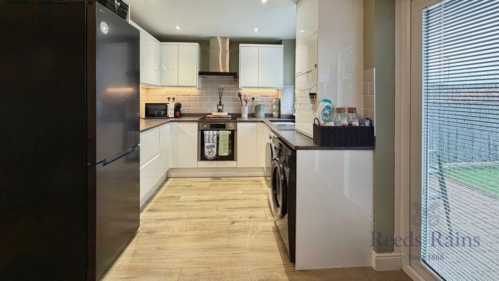 Property photo 3 of 11 Kitchen
