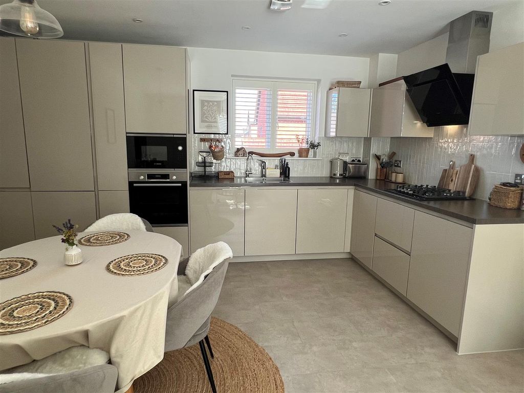 Property photo 3 of 11 Kitchen.Jpg