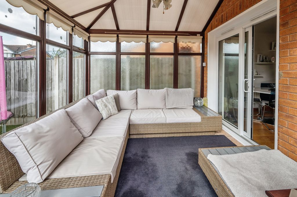 Property photo 2 of 12 Conservatory