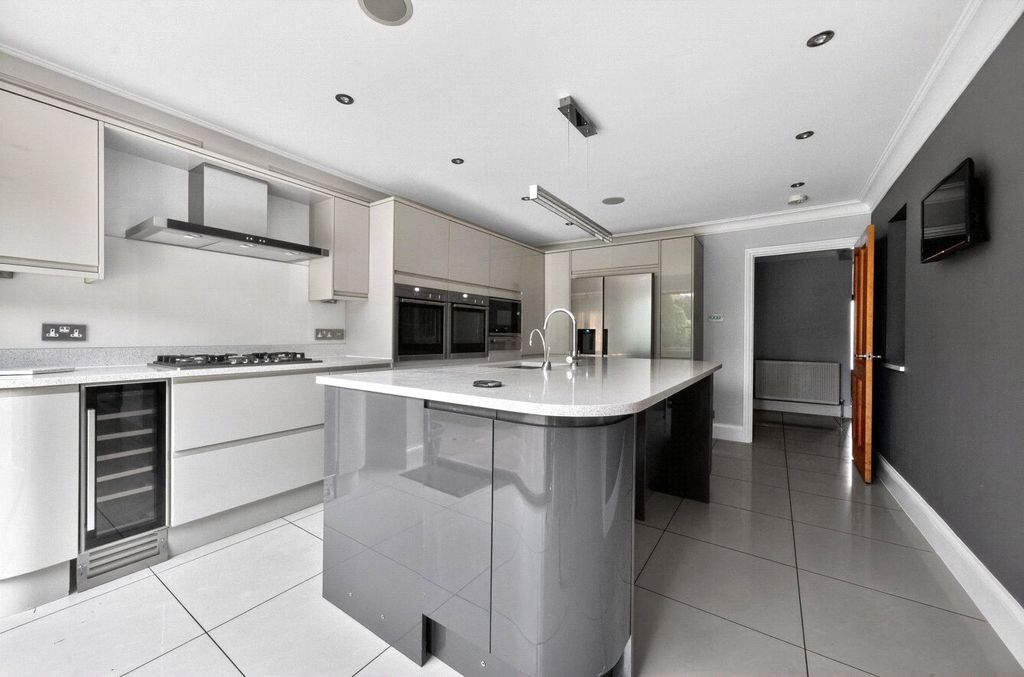 Property photo 2 of 33 Picture No. 05