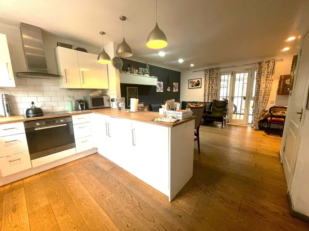 Property photo 3 of 11 2322743