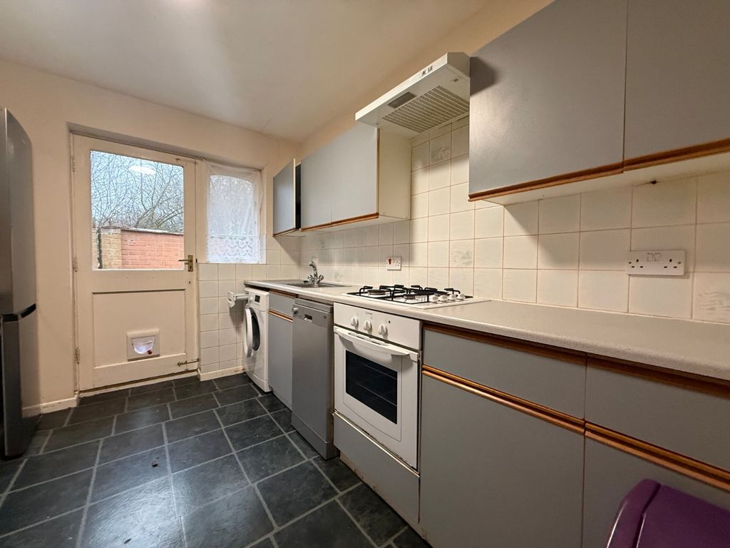 Property photo 3 of 10 Kitchen