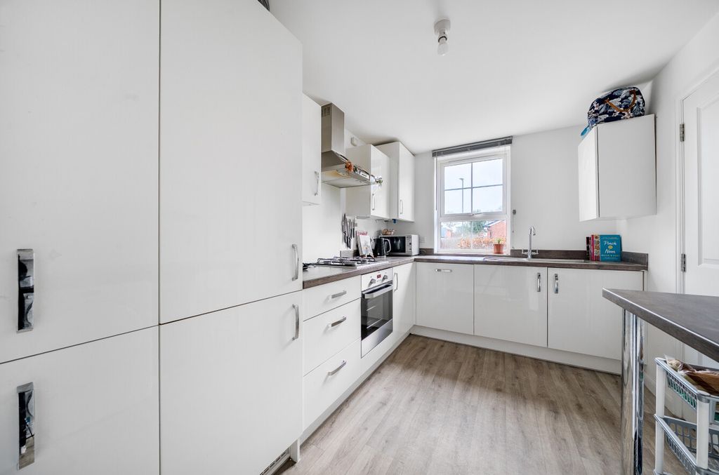 Property photo 3 of 8 1387987-18-693Bfa...