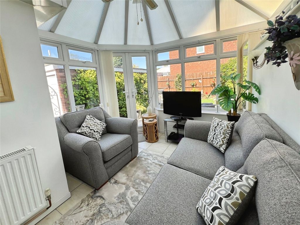 Property photo 3 of 17 Conservatory