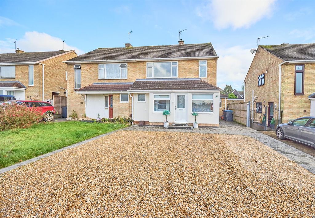 Property photo 1 of 15 Saville Close 11.Jpg