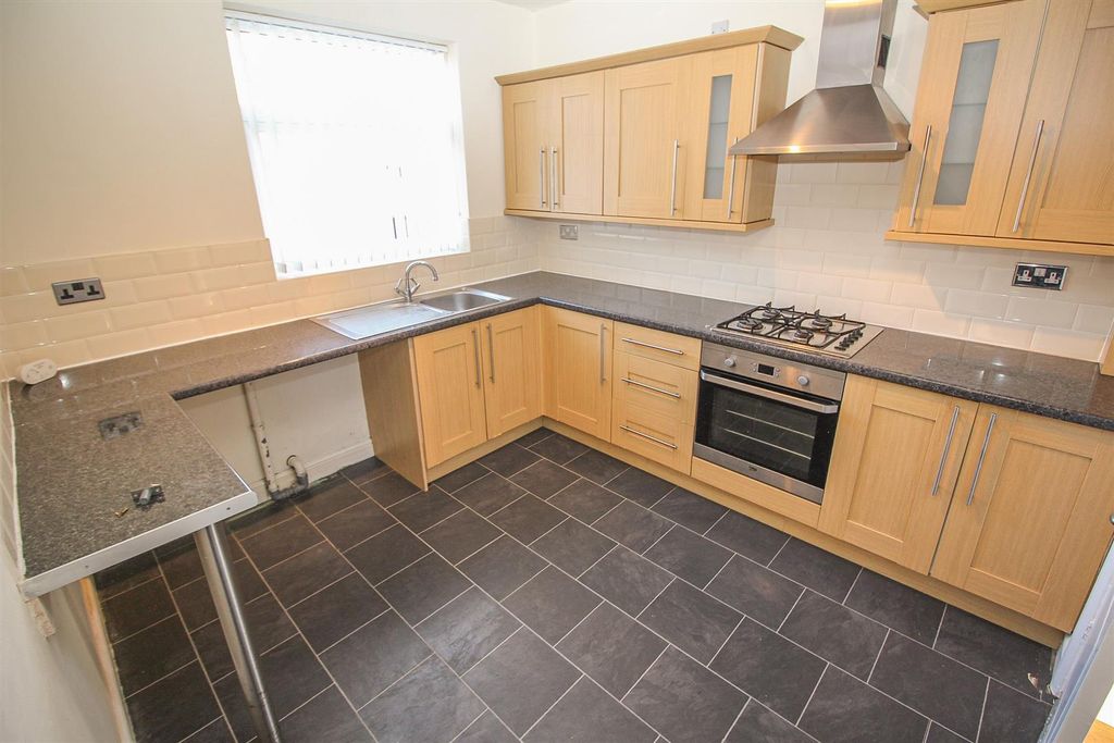 Property photo 3 of 11 Kitchen