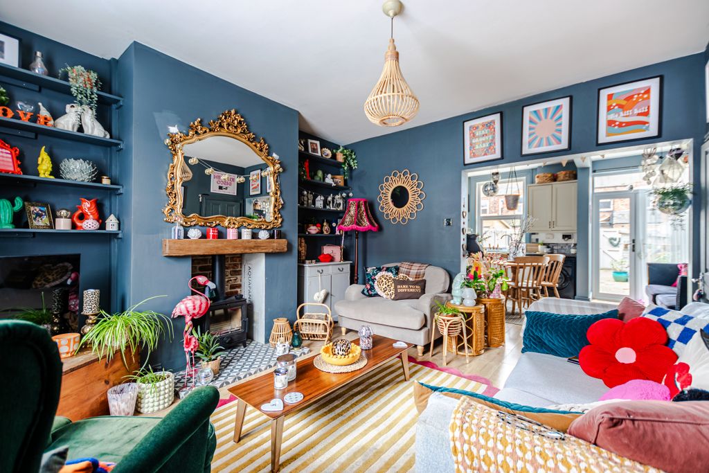 Property photo 2 of 18 Lounge1