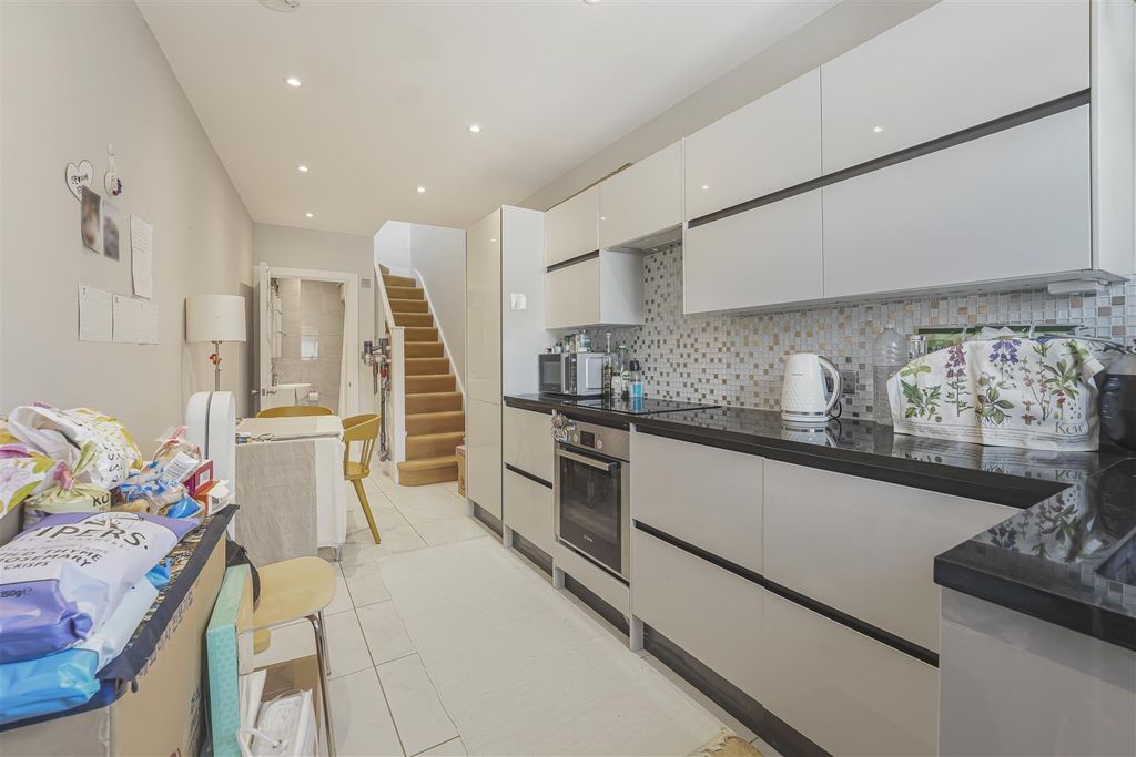 Property photo 1 of 6 Kitchen &amp; Lounge