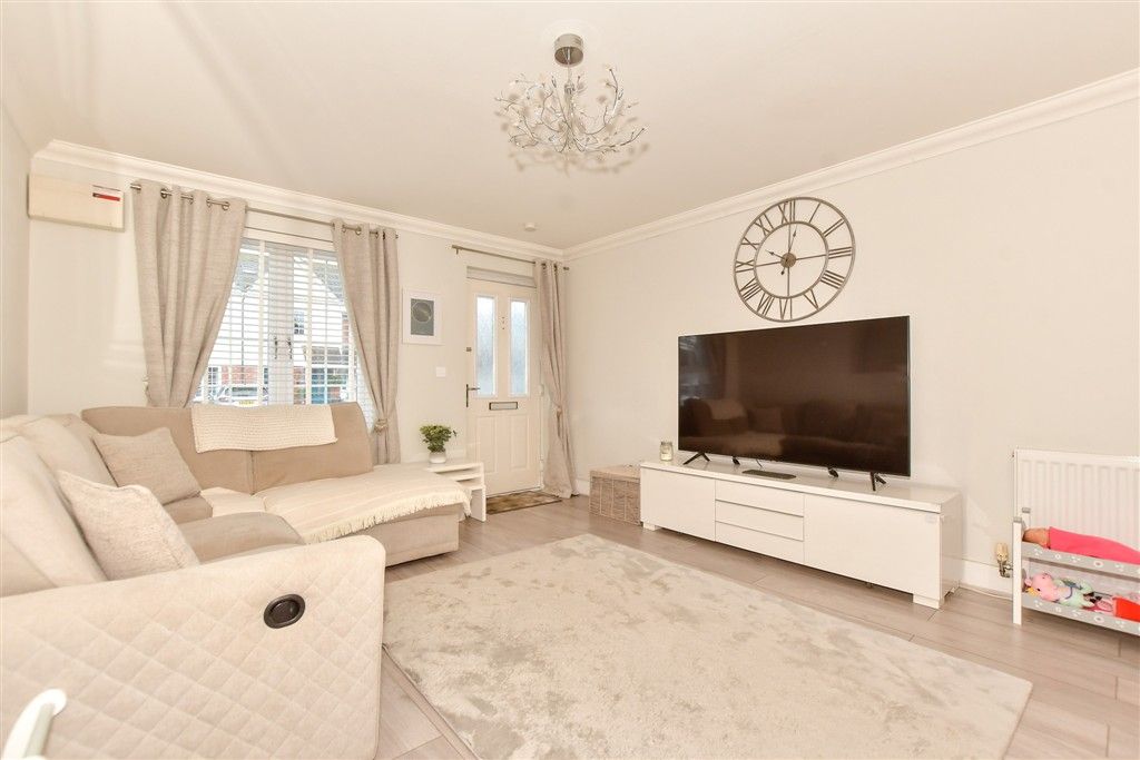 Property photo 3 of 10 Lounge