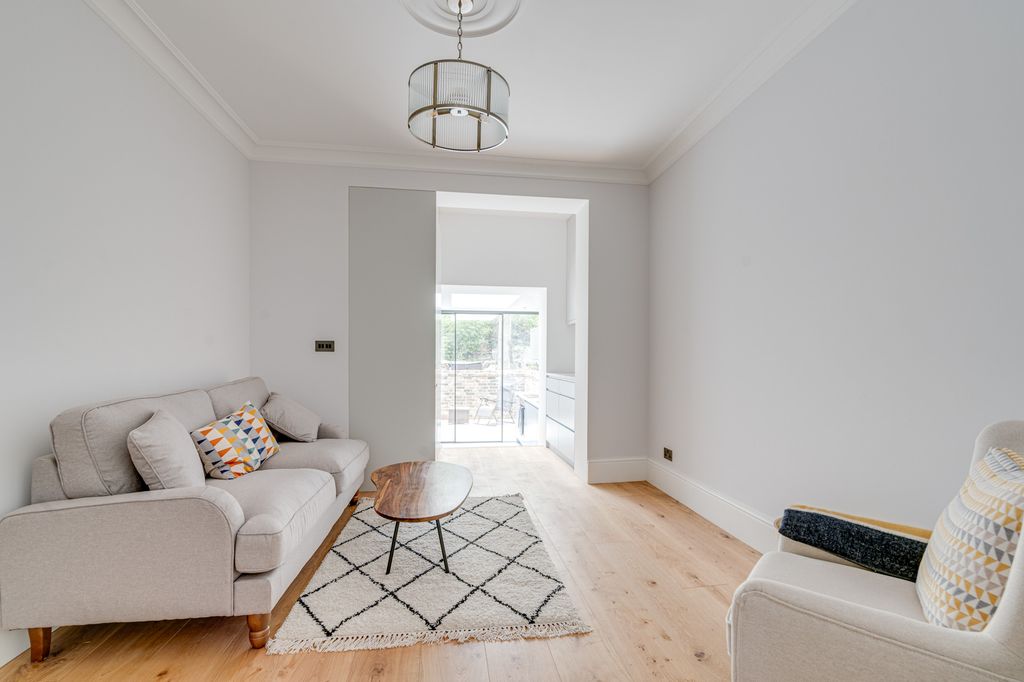 Property photo 1 of 8 Img_39931_2_Original