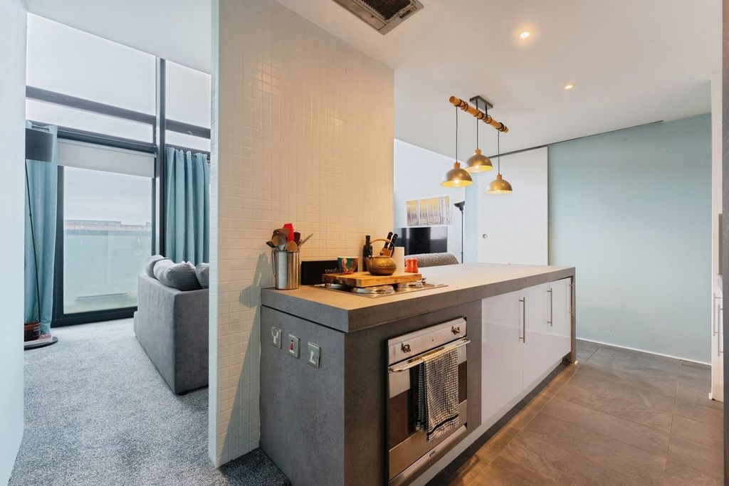 Property photo 2 of 21