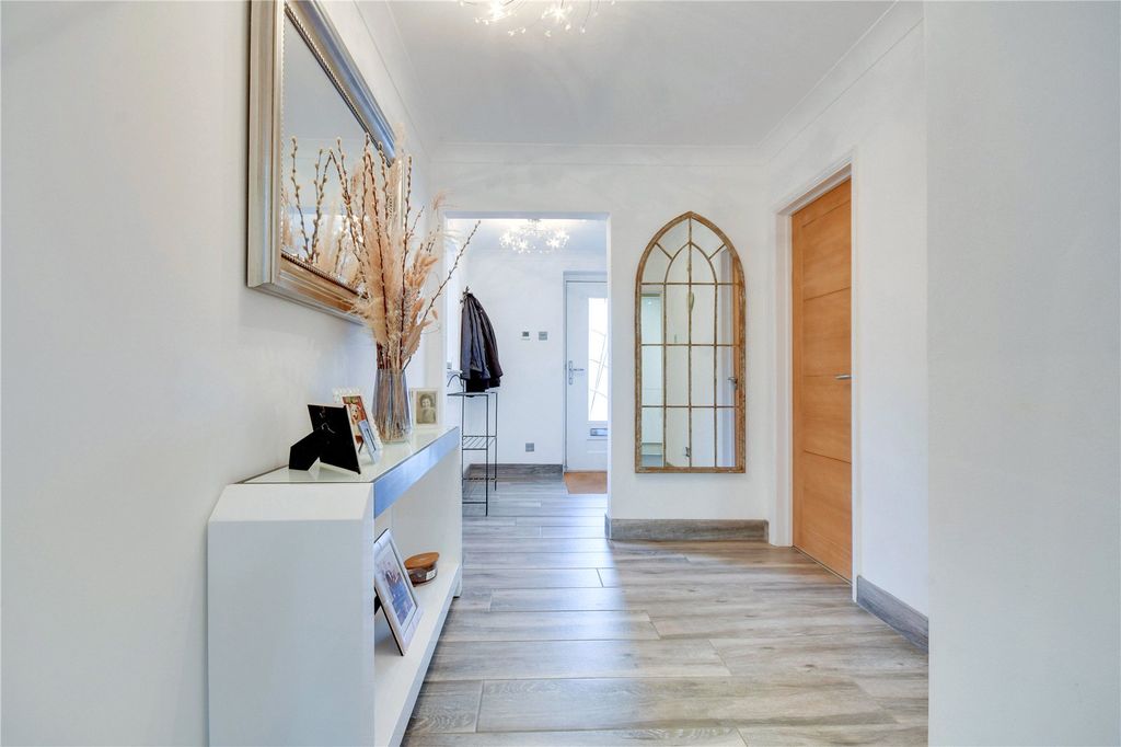 Property photo 3 of 23 Entrance Hall