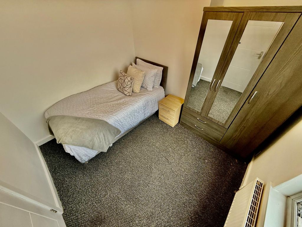 Property photo 3 of 5 Room