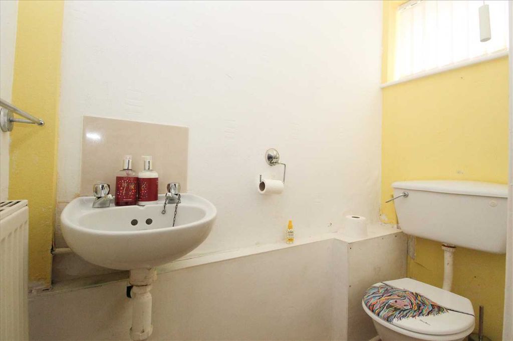 Property photo 3 of 12 Cloakroom