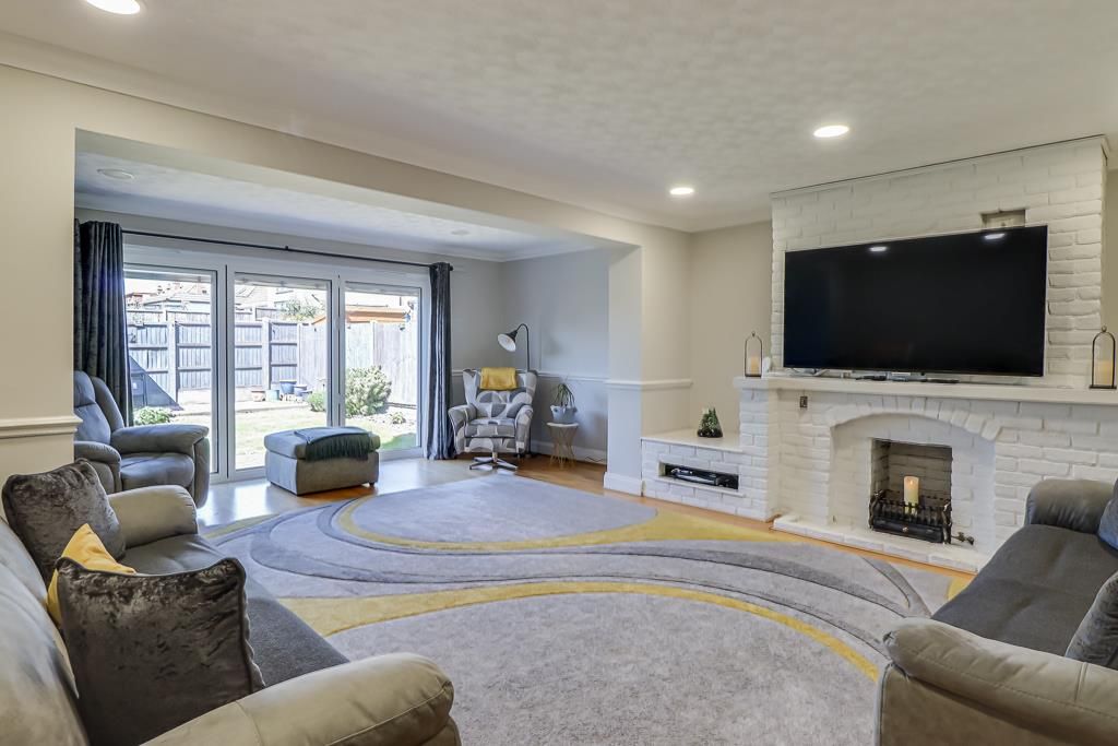 Property photo 2 of 18 Lounge