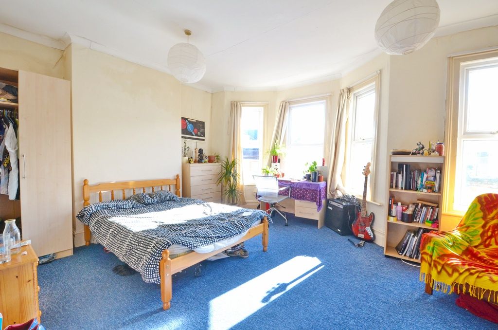 Property photo 1 of 13 Bright, Spacious Bedroom With Large Bay Windows Le...