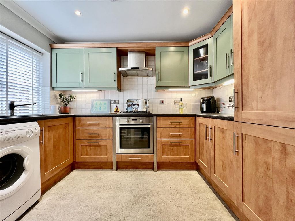 Property photo 2 of 31 Kitchen