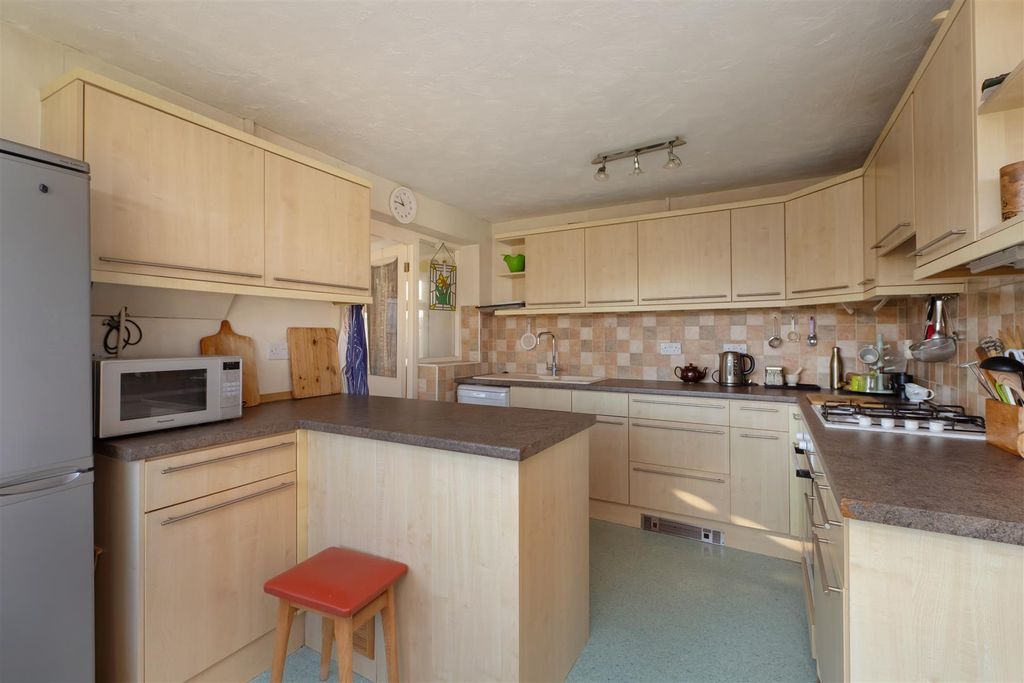 Property photo 3 of 15 Shearwater Avenue, Whitstable