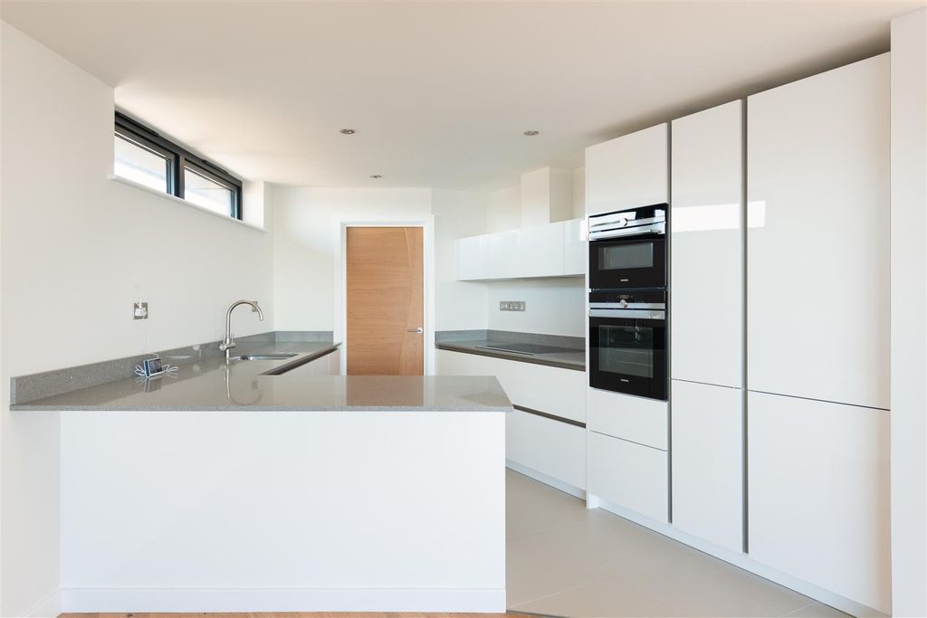 Property photo 3 of 13 Penthouse, The Savoy, Beach Walk, Whitstable (5).J