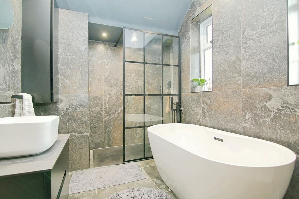Property photo 3 of 28 Bathroom