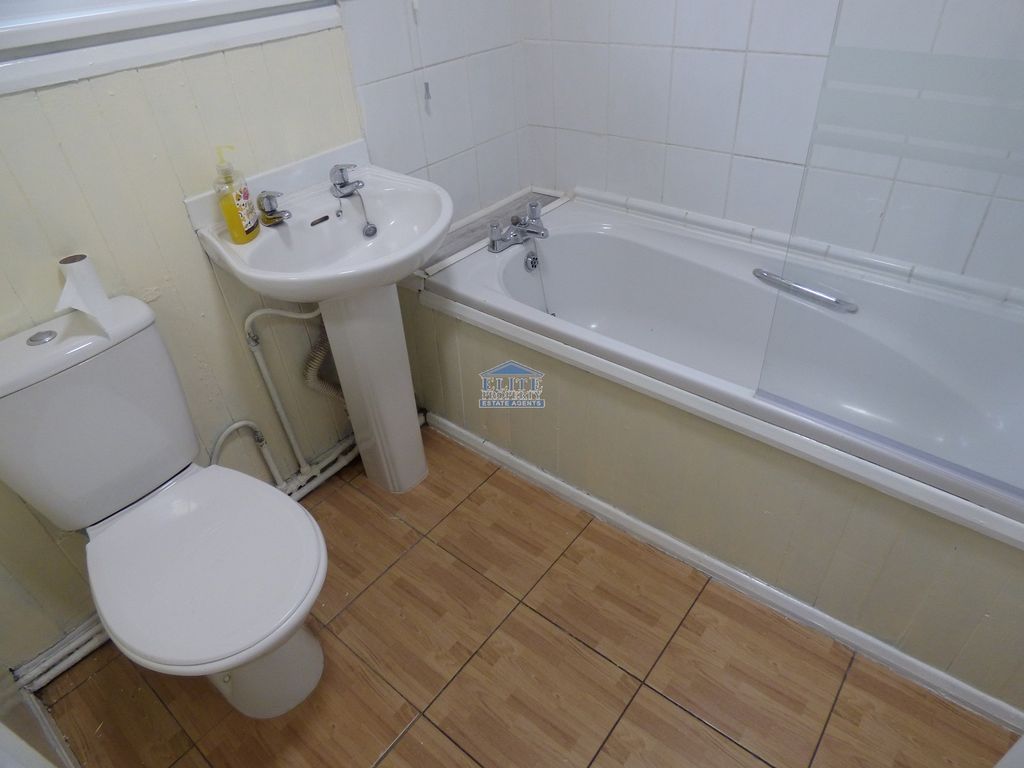 Property photo 2 of 11 Bathroom