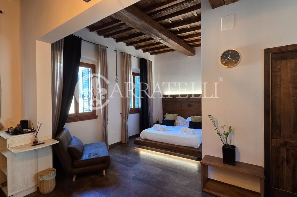 Property photo 1 of 18 Prestigious Apartment In A Historic Building In The Center Of Florence
