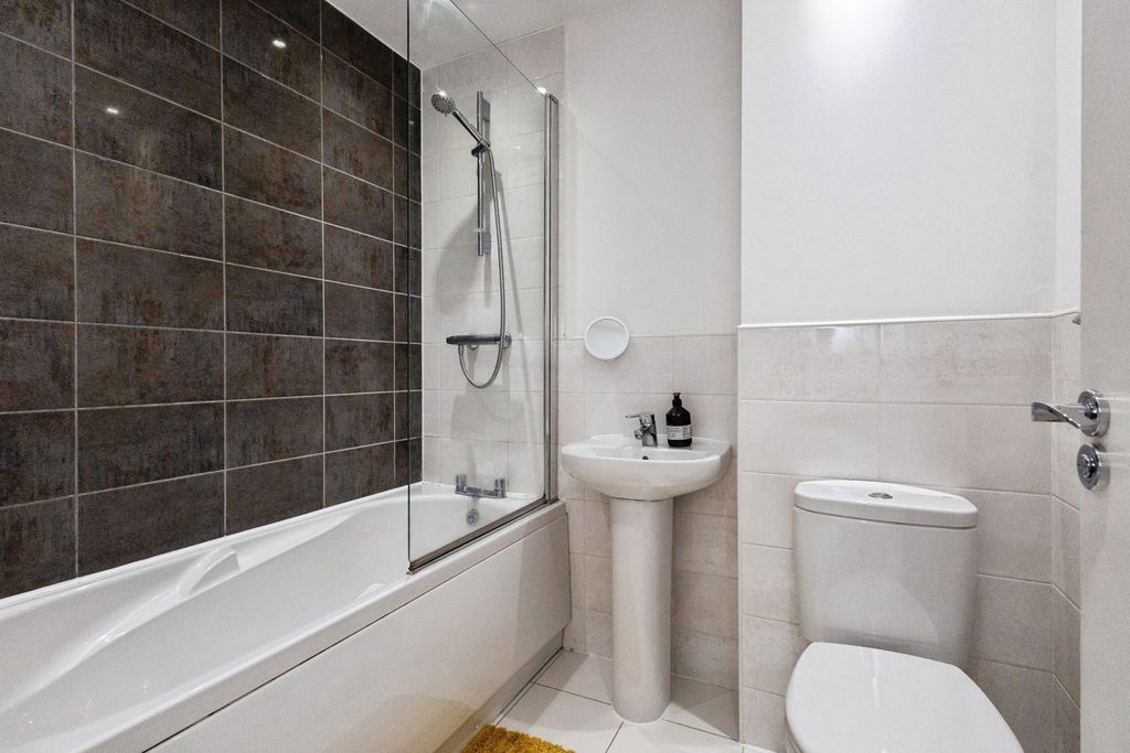 Property photo 3 of 21 Bathroom