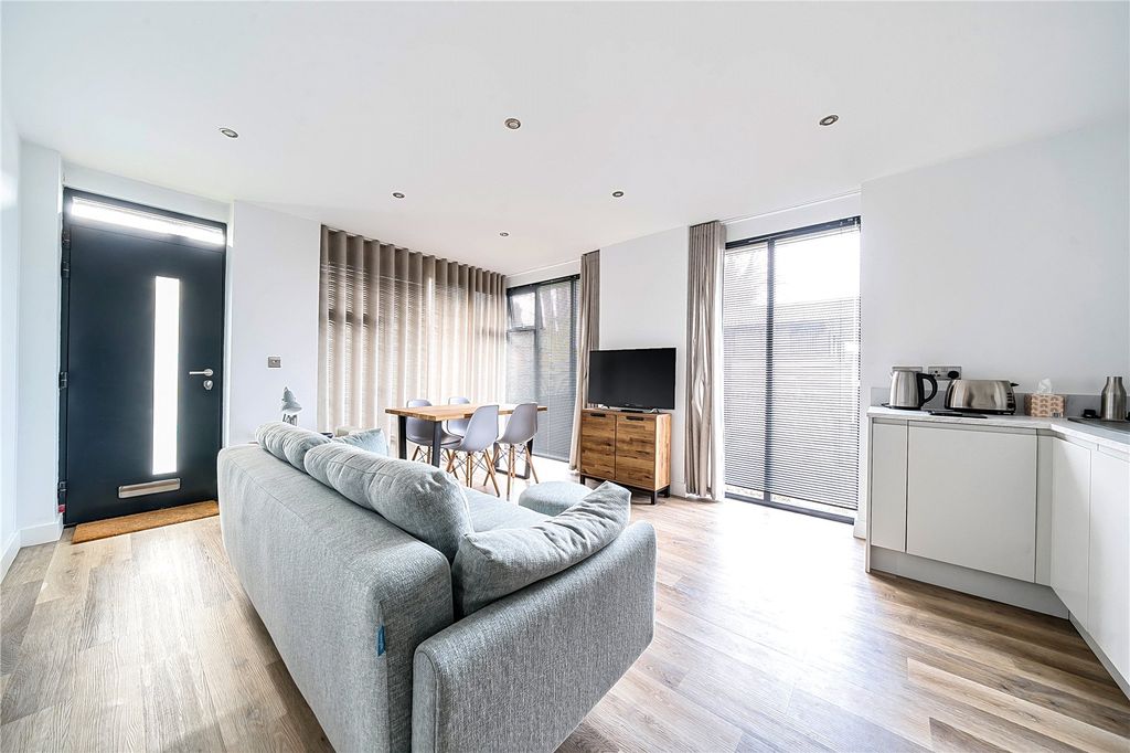 Property photo 2 of 9 Living Space