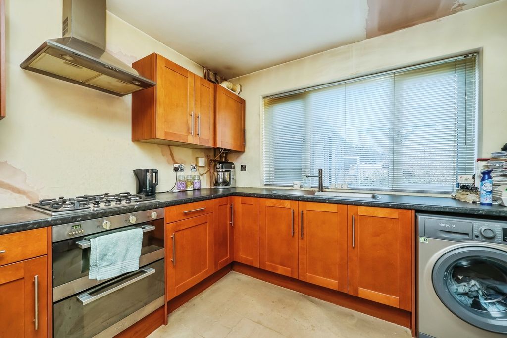 Property photo 3 of 13 Fitted Kitchen