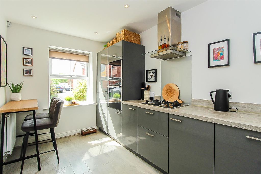 Property photo 3 of 10 Kitchen