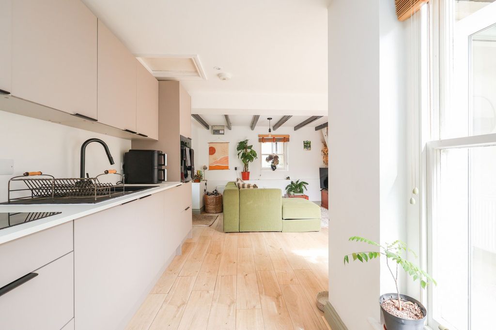 Property photo 3 of 19 Kitchen