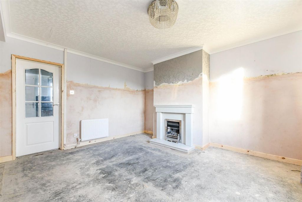 Property photo 3 of 20 Lounge