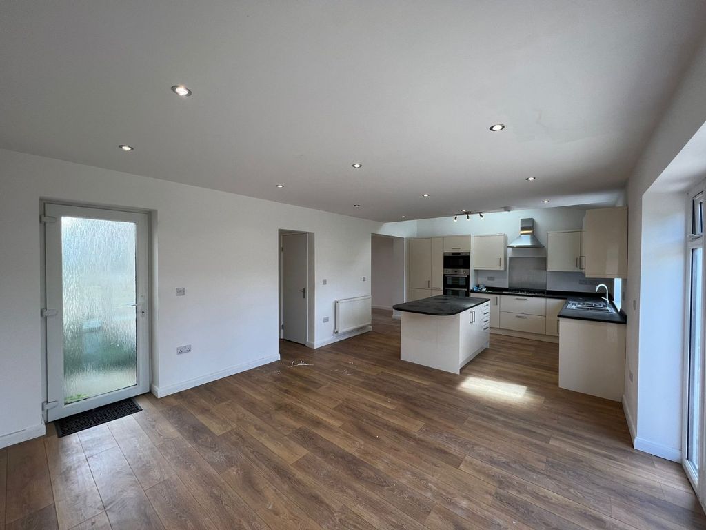 Property photo 2 of 11 Dining/Kitchen